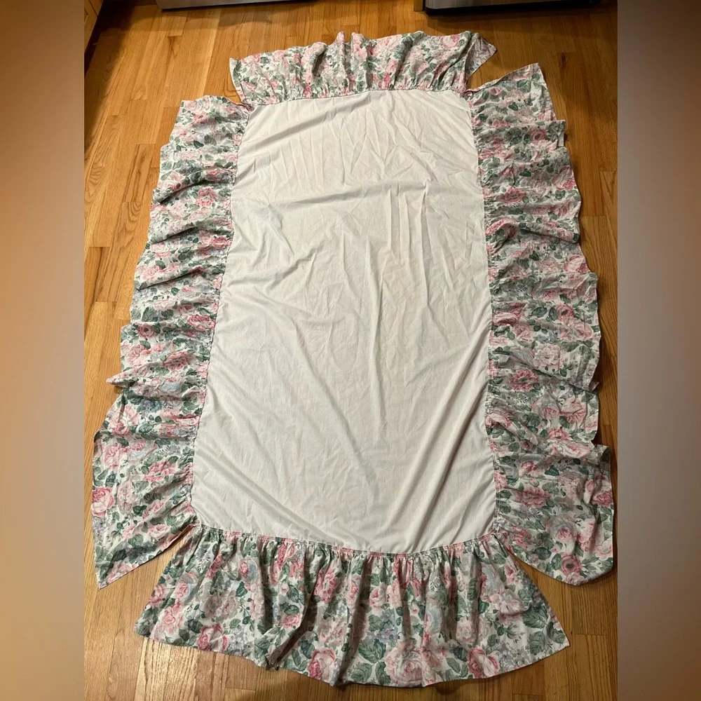 Vintage shabby chic ruffled floral twin bed skirt